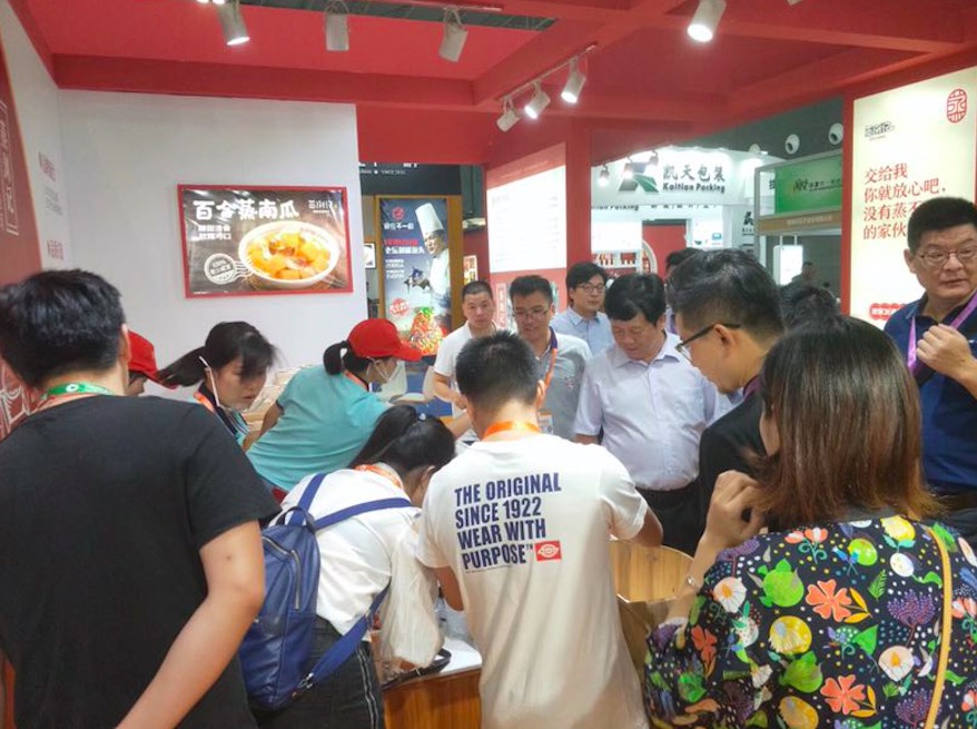 每日上千參展游客品嘗蒸瀏記36道鮮味，受到參展游客的一致好評(píng)