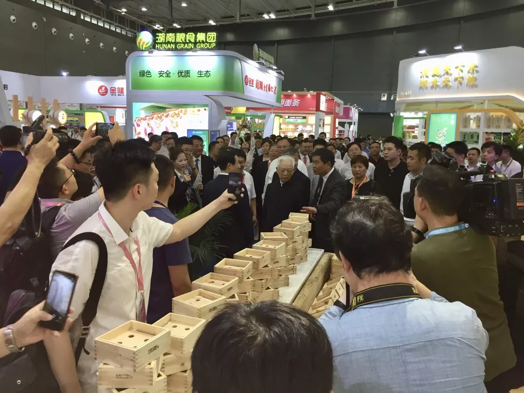 副省長(zhǎng)何報(bào)翔正在向全國(guó)人大常委會(huì)原副委員長(zhǎng)周鐵農(nóng)介紹蒸瀏記蒸菜 副省長(zhǎng)何報(bào)翔正在向全國(guó)人大常委會(huì)原副委員長(zhǎng)周鐵農(nóng)介紹蒸瀏記蒸菜