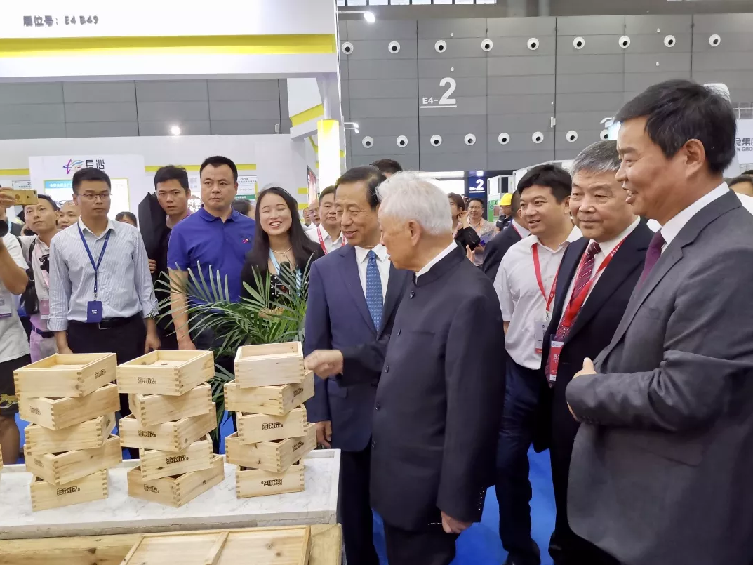 領(lǐng)導(dǎo)親臨現(xiàn)場(chǎng)參觀蒸瀏記展區(qū)